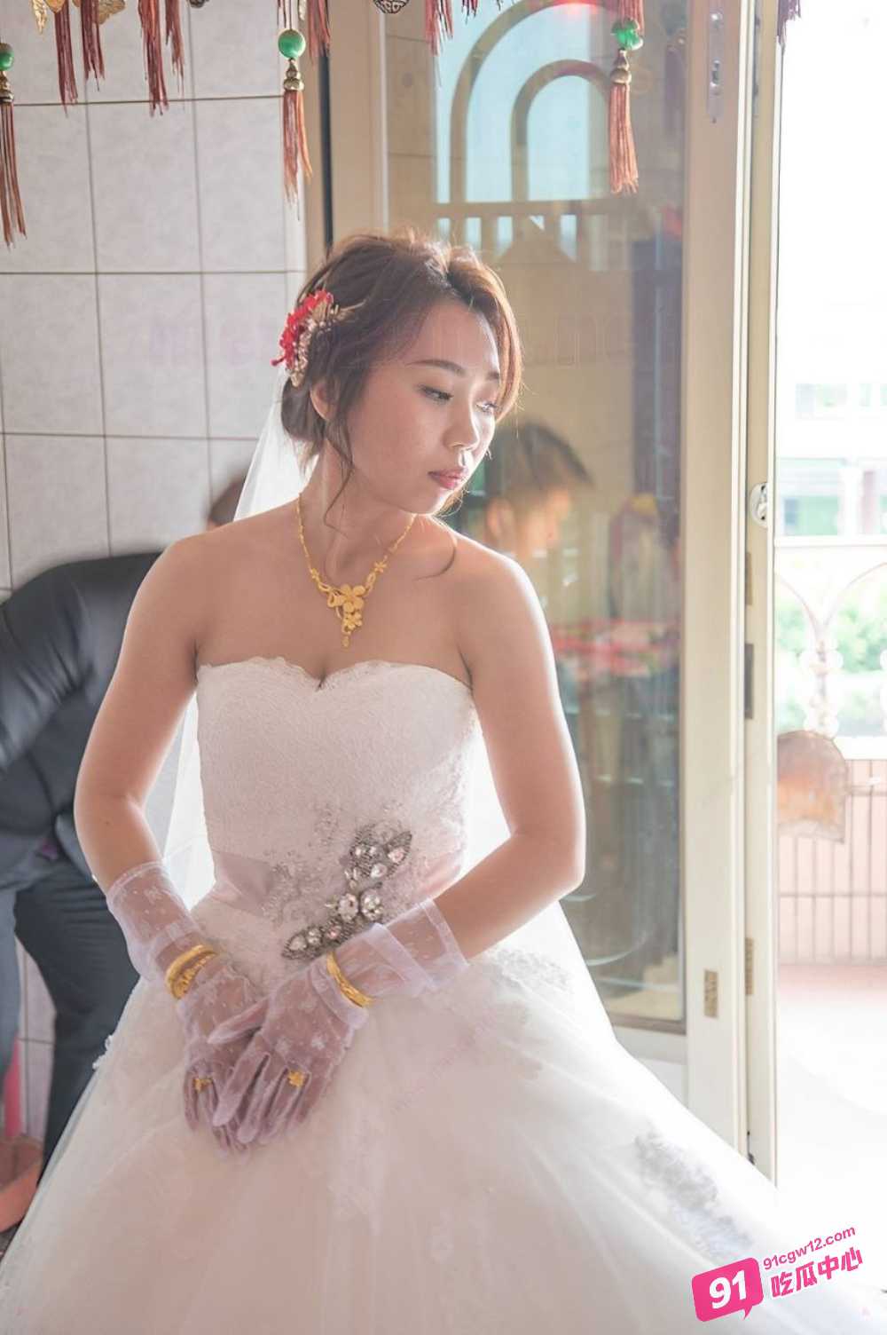 湖南淫骚少妇陈林面基网友约炮 被调教成口活一流的母狗 低头吸吮龟头十分沉醉 配图2