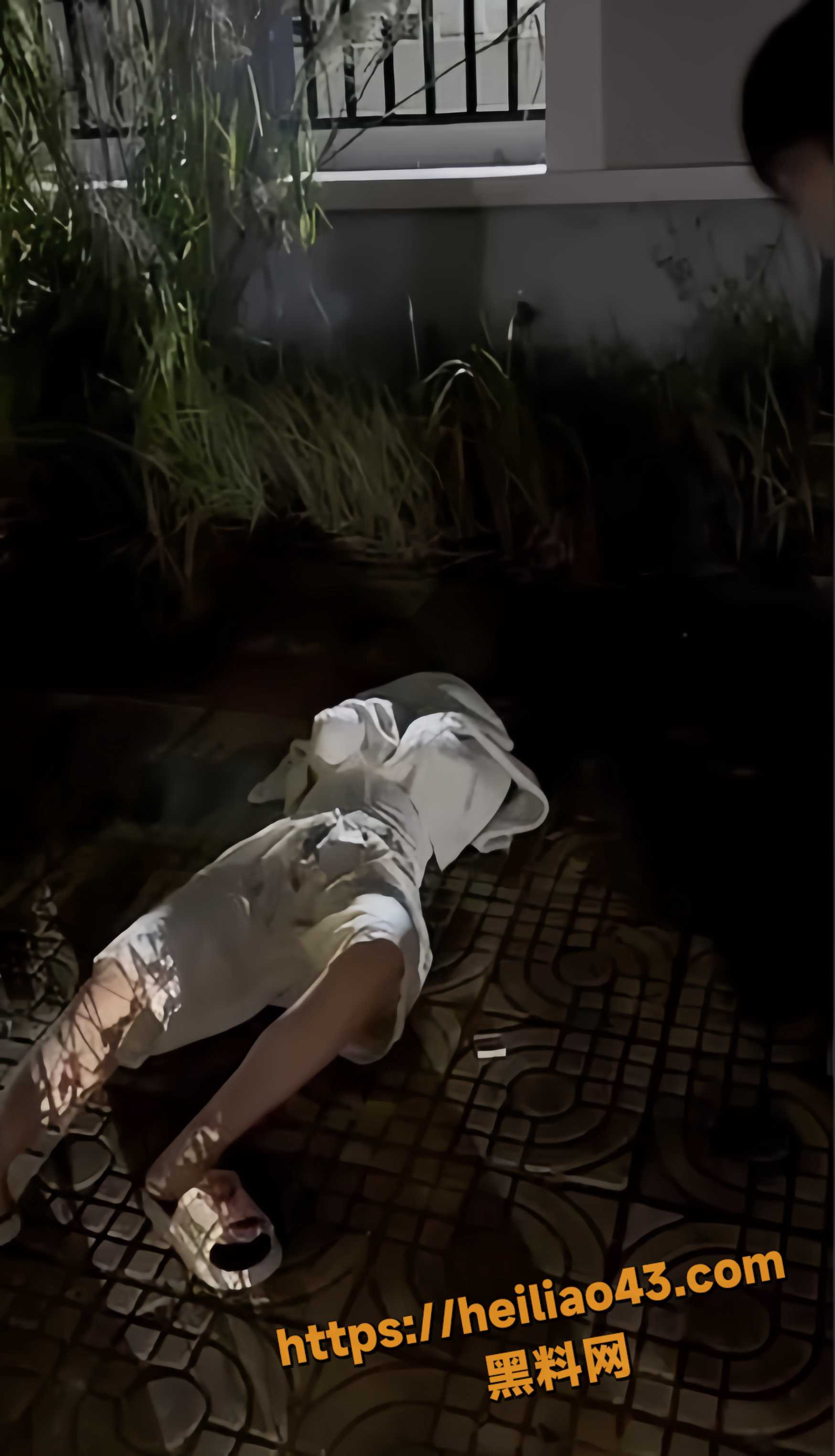 学生妹深夜低俗PK惩罚 鞭炮炸B九下裤裆起火 这招太狠了！