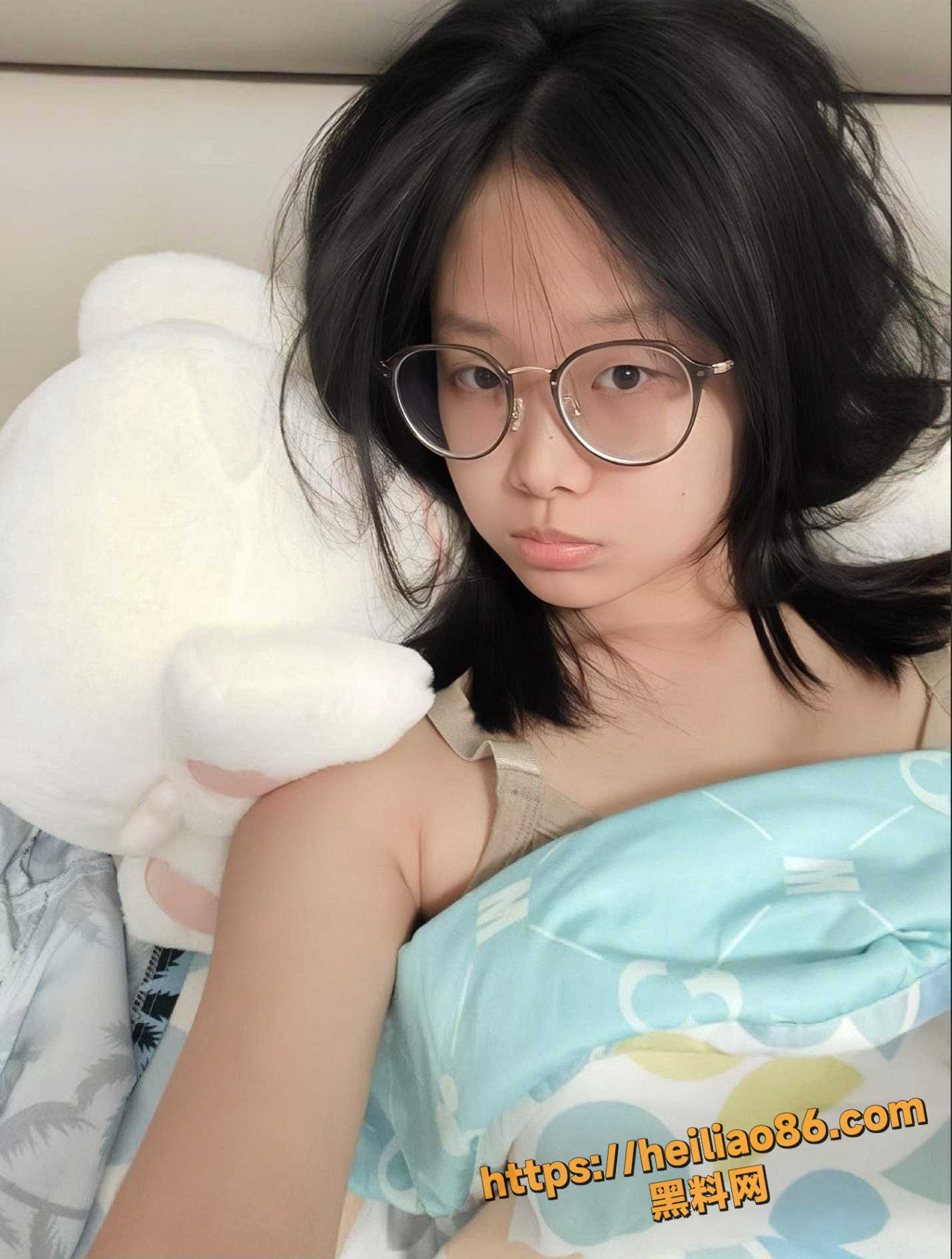 贵阳眼镜妹 罗依玲 自慰性爱视频合集泄密 清纯少女上床秒变骚母狗！