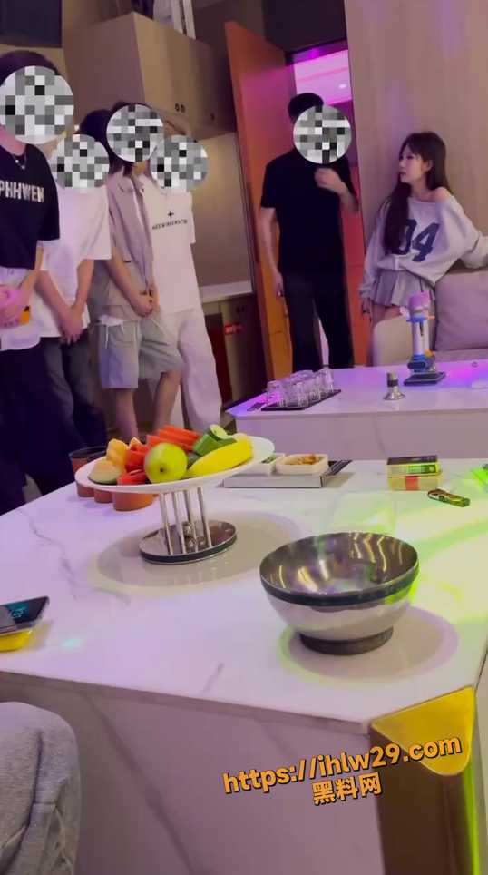 不是只有男人白天脱衣挣钱 晚上脱裤花钱 小仙女才从油腻大叔那挣完钱 就到ktv点上一群男模挨个互动！
