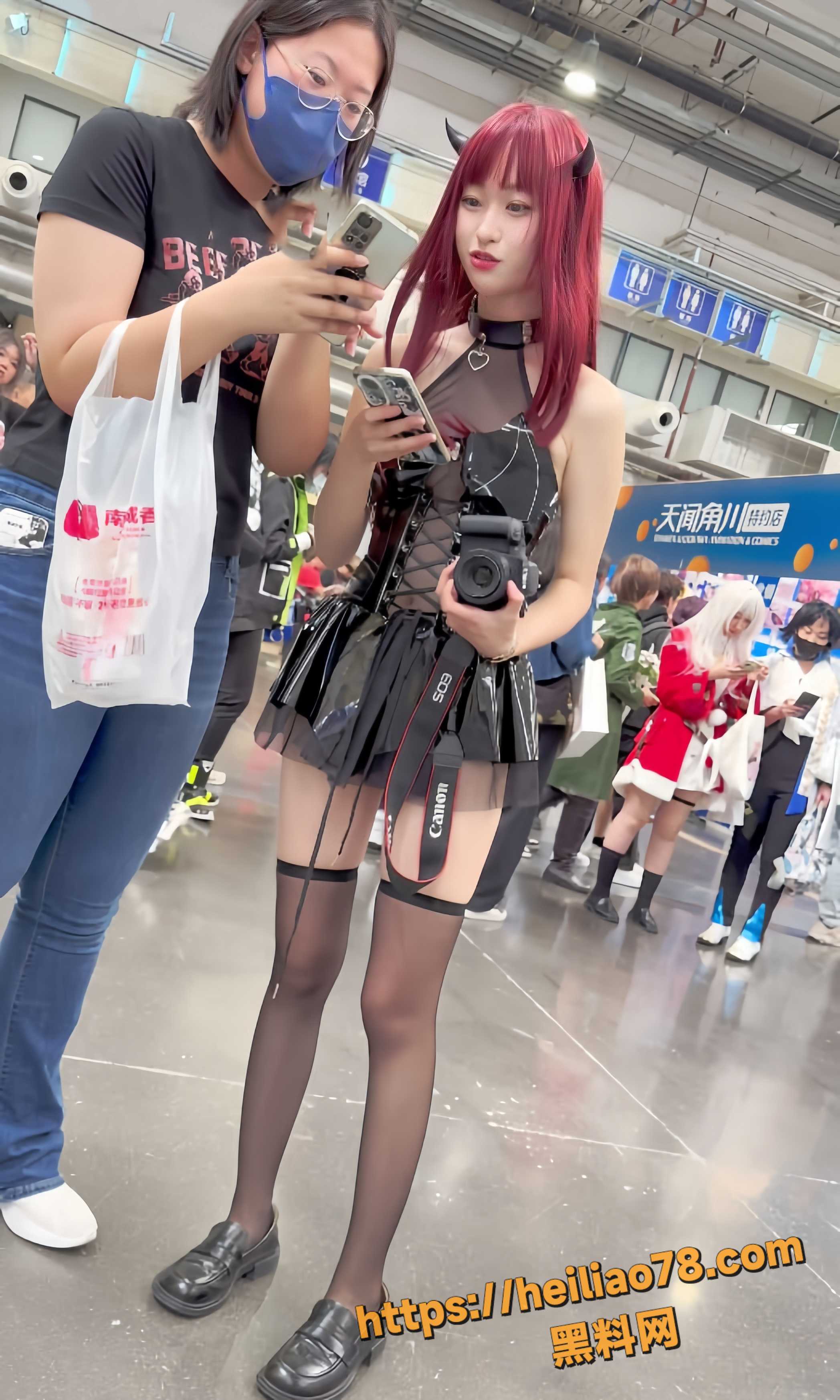 KFC抄底短裙 COSER 黑丝窄内 低角度摄影师黑丝诱惑大赏