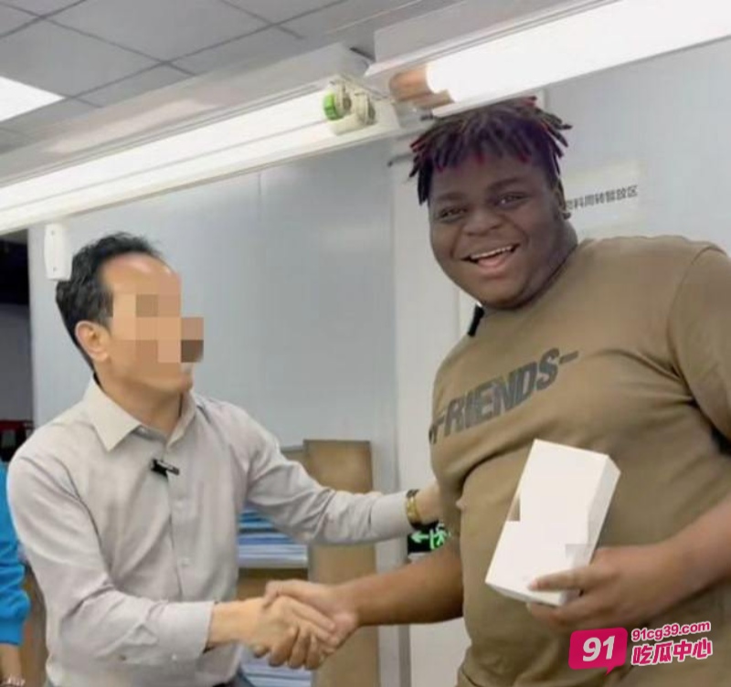 战狼2卖黄碟的小黑胖子 转行干网黄带货伟哥 约女神做爱亲自验证效果 配图4