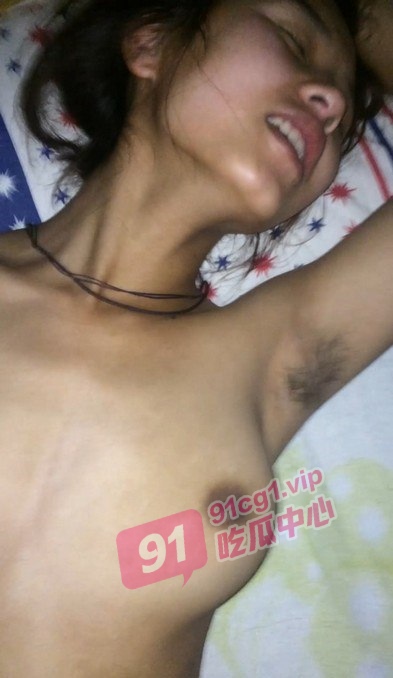 彝族小公主遭怼脸拍摄 无情内射超真实！
