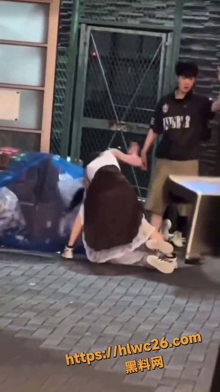 日本街头日本人跟棒子发生冲突 男女混合双打白衣妹被偷袭挨拳 现场视频流出