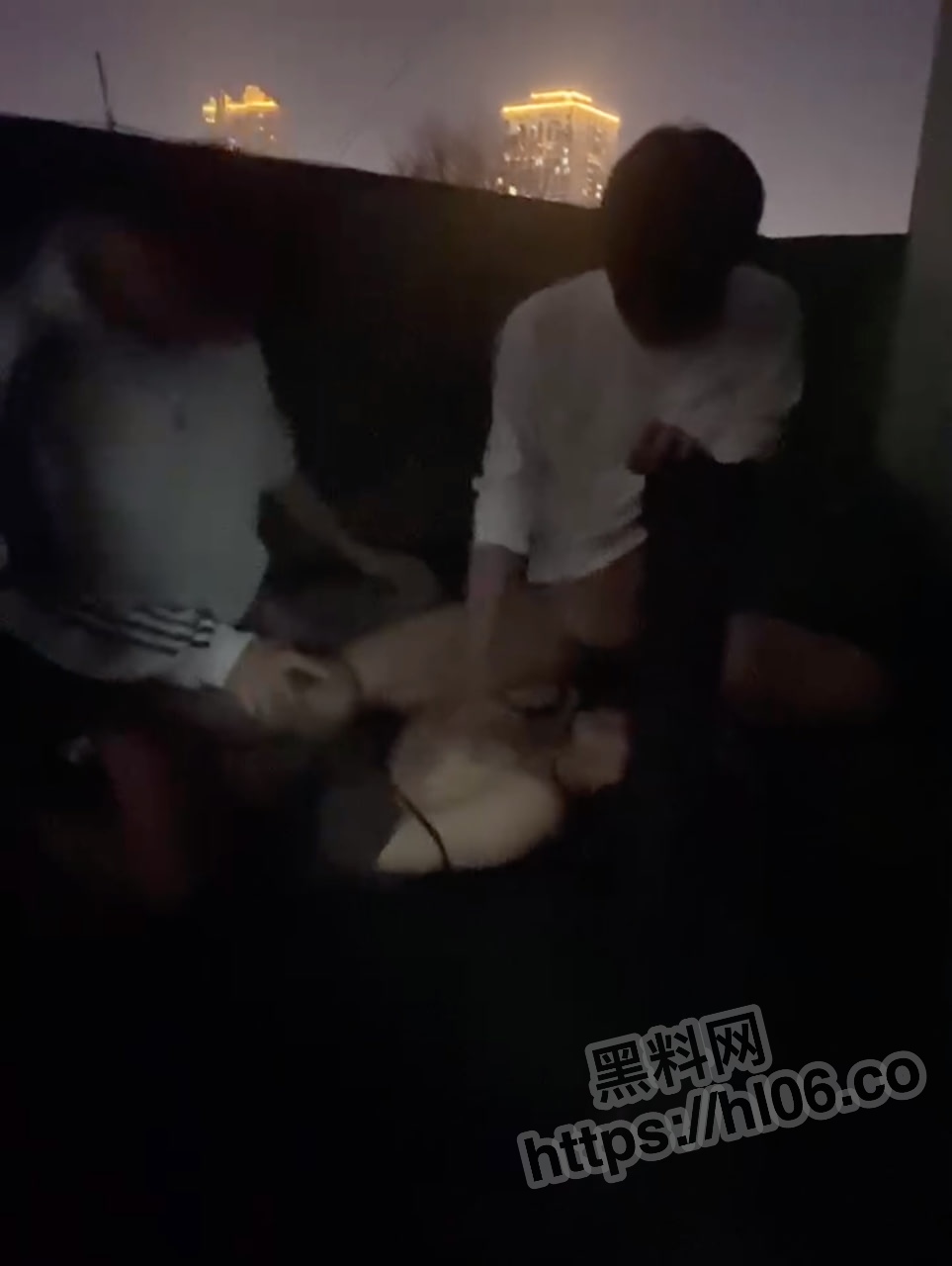教室天台玩的这么嗨！现在的高中生都这么疯狂吗？