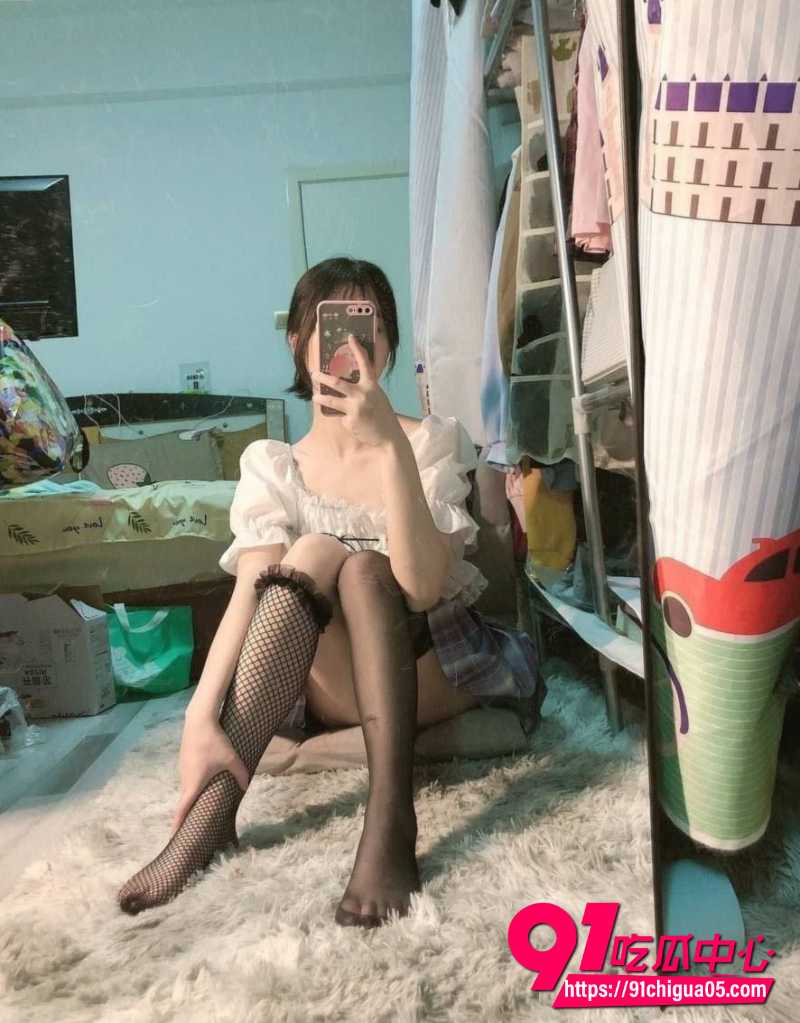 江大城市学院嫩妹白玮彤调教第二弹!男友叫上好兄弟宿舍3P轮奸 主动上位骑乘!