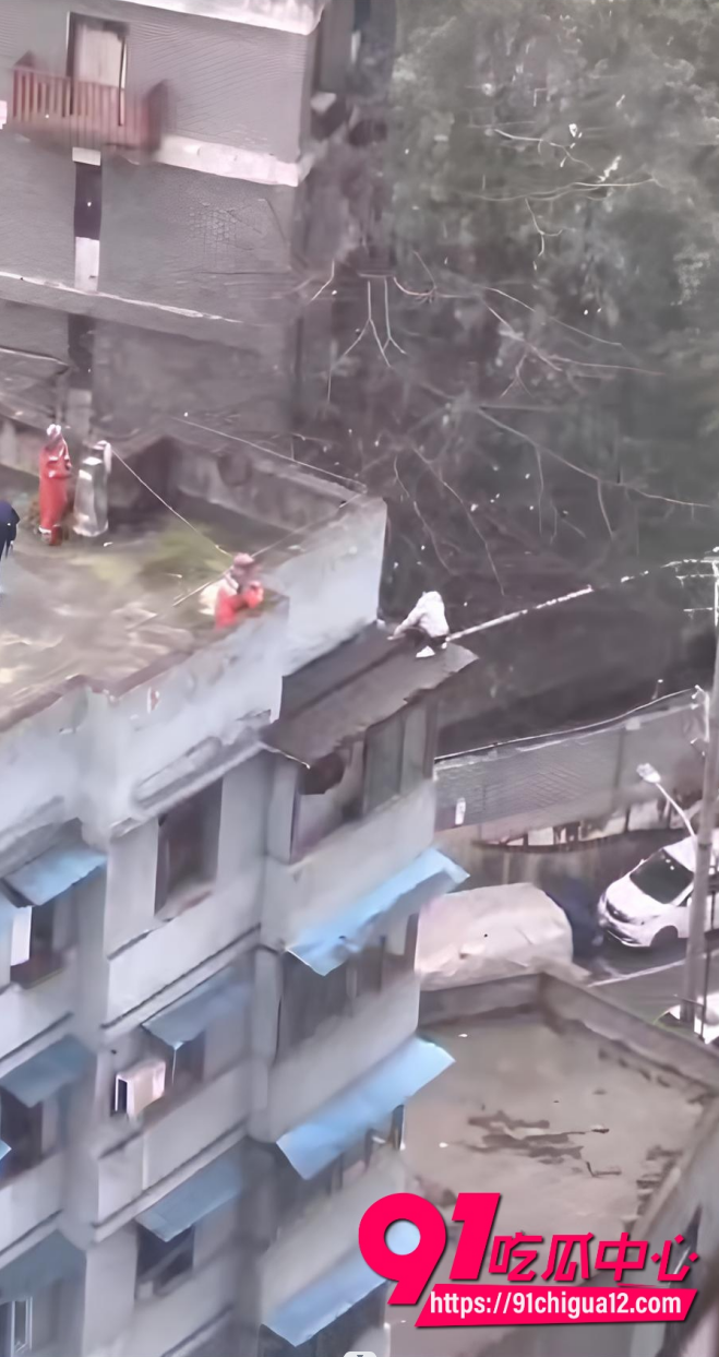 重庆男子楼顶轻生事件2