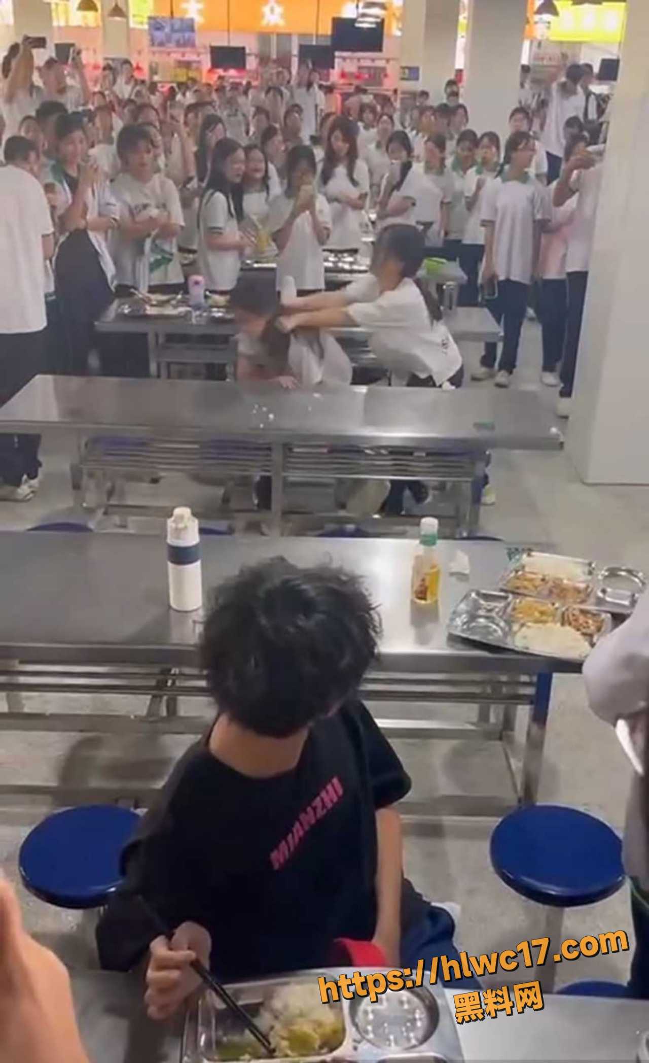 汕头市澄海职校女学生打架事件！两个妹子食堂大战引爆全场