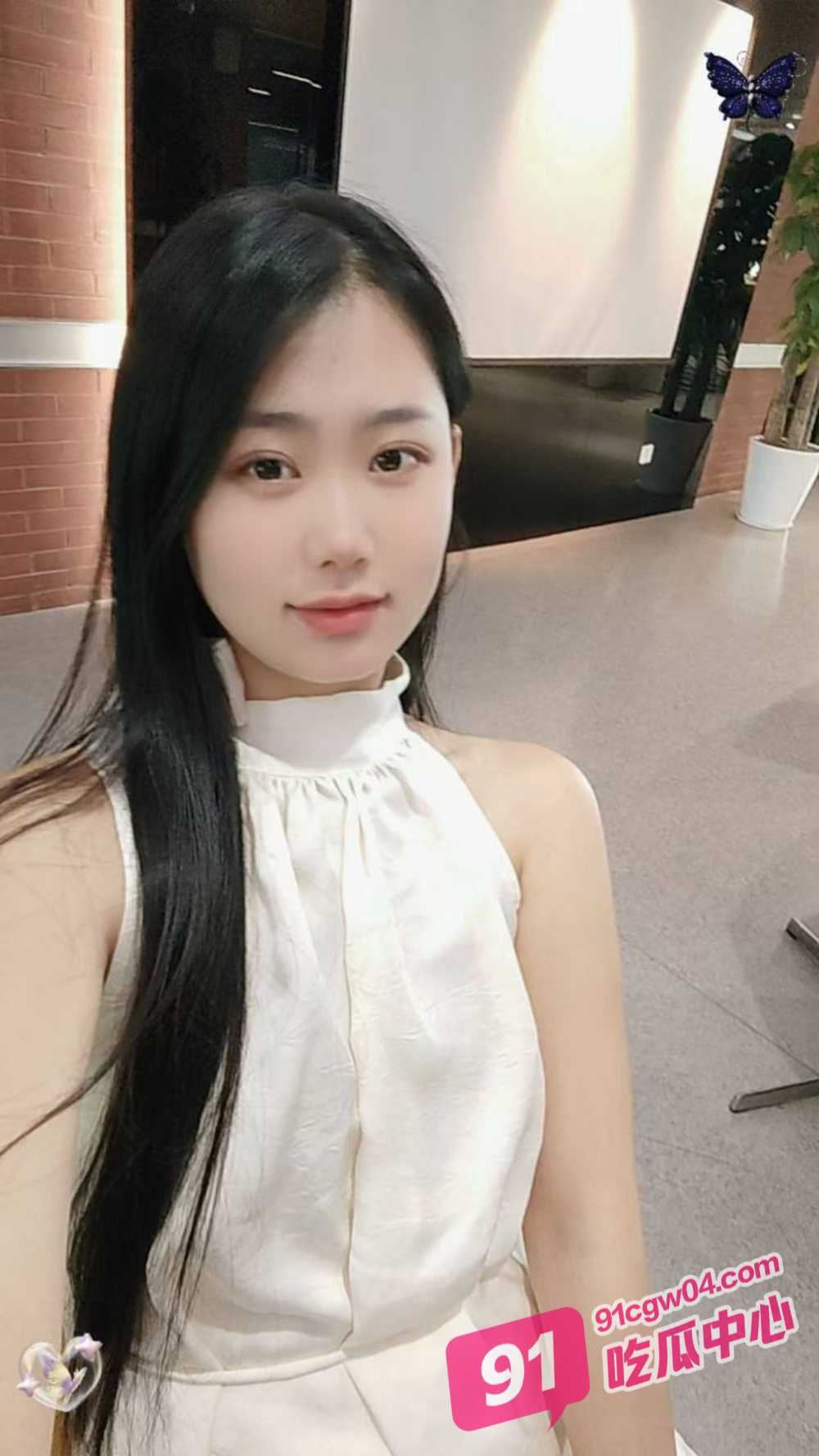笑麻了！情侣首次尝试拍片 镜头没调好 全程直拍妹子撅起的屁眼！