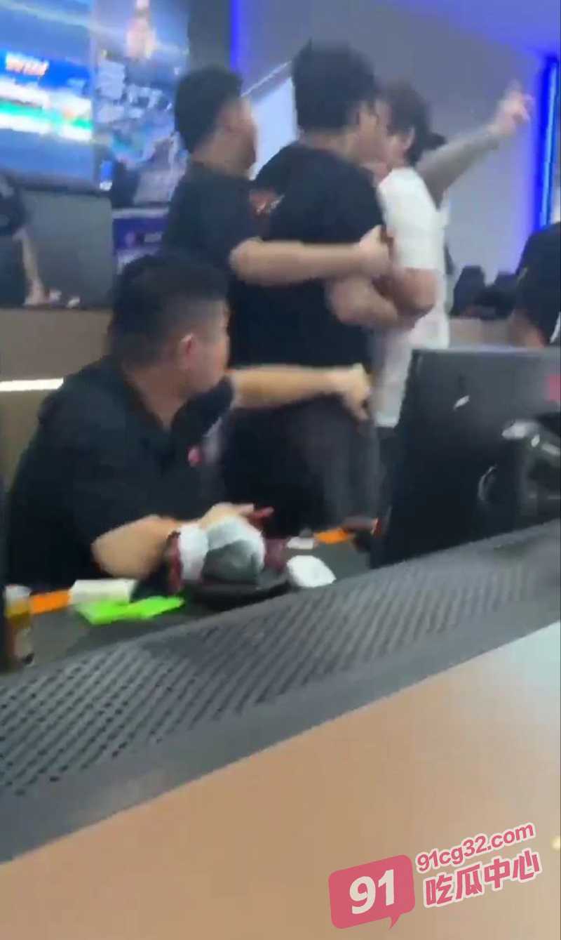 穿越火线百城联赛区域塞 TIGERS下线单挑 场面混乱看着好刺激！ 配图2