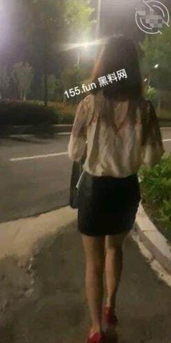 出差回来带妈妈上街 在⻋来⻋往的⻢路边爆操妈妈