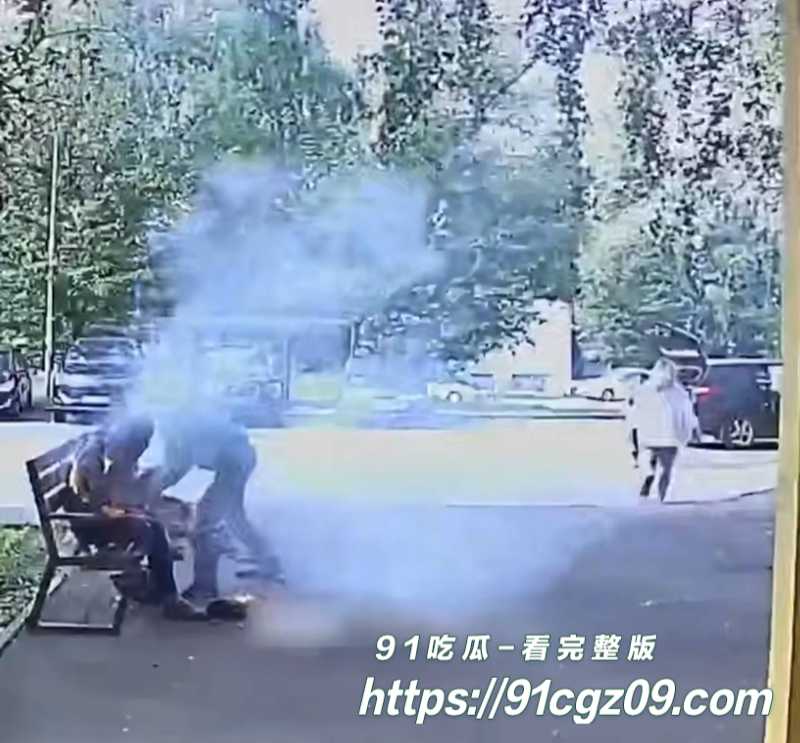 鞑靼斯坦男子抽烟差点自焚1素材水印版