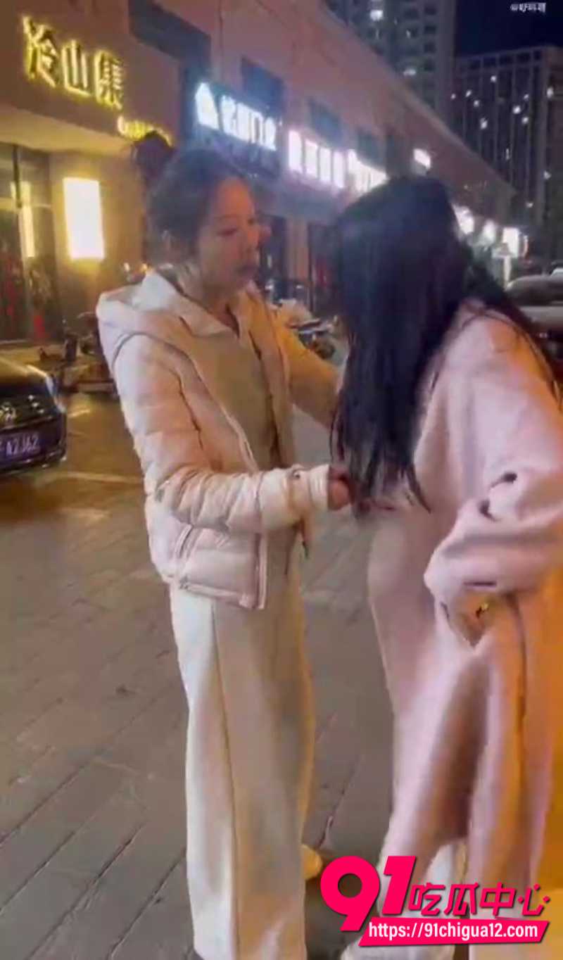 原配街头怒抓小三8