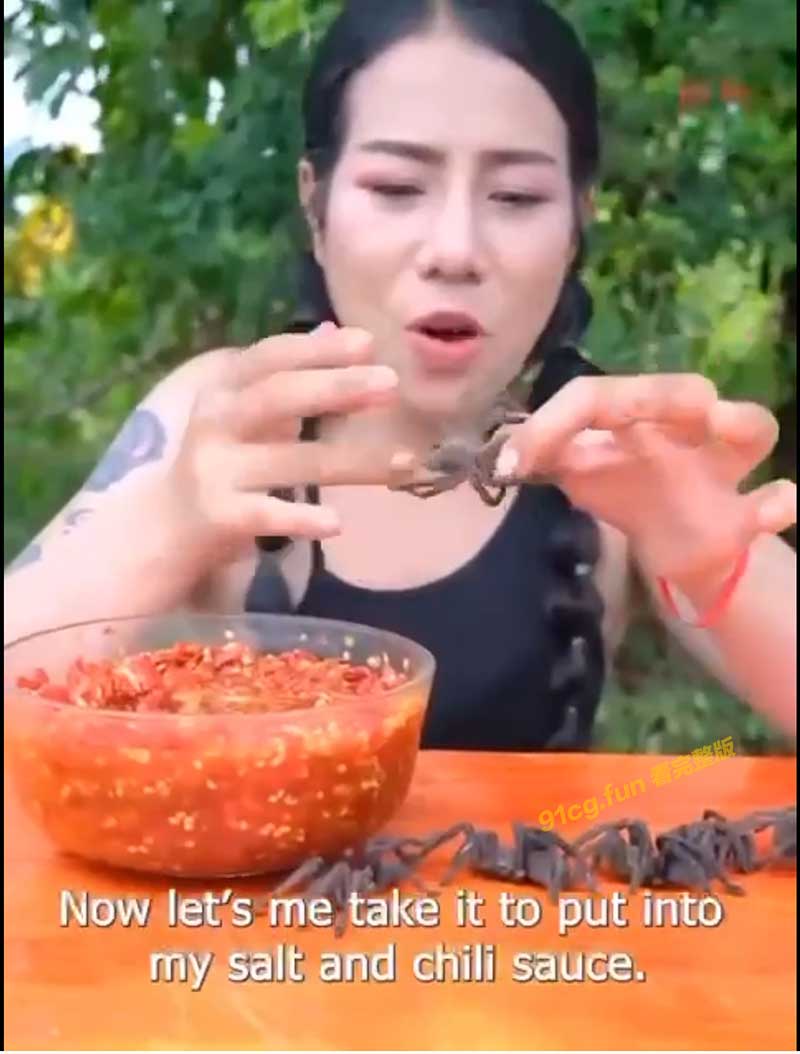东南亚美食节目 美女生吃活蜘蛛挑战视频 盐辣酱蘸着吃到胃痛