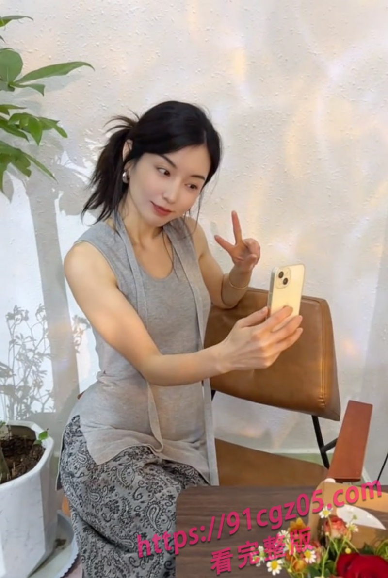 小慧穿连体渔网袜的不雅视频2.jpg