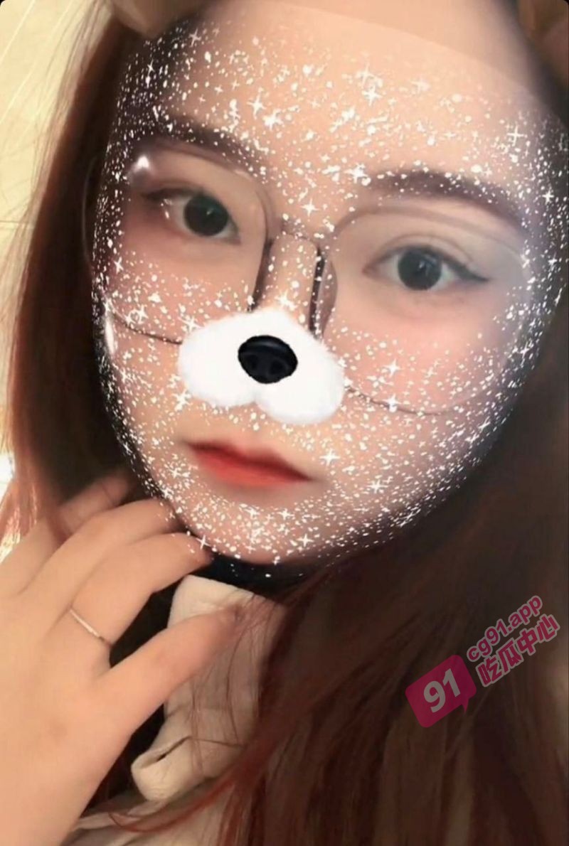友投稿~大三闷骚眼镜妹 长相清纯可爱 其实是反差女骚逼一个 很喜欢口交吃鸡~