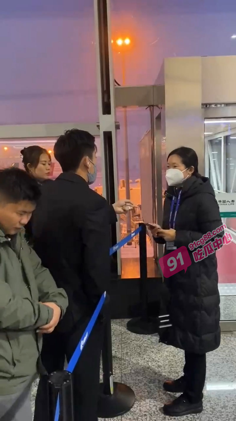 网红因航班延误质问机场员工 秀出百万粉丝量 不给登记就上热搜