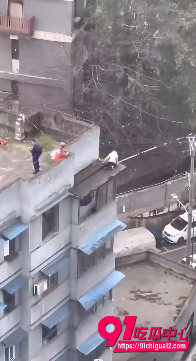 重庆楼顶男子轻生犹豫数分钟后决然一跃 对面住户全程拍摄记录