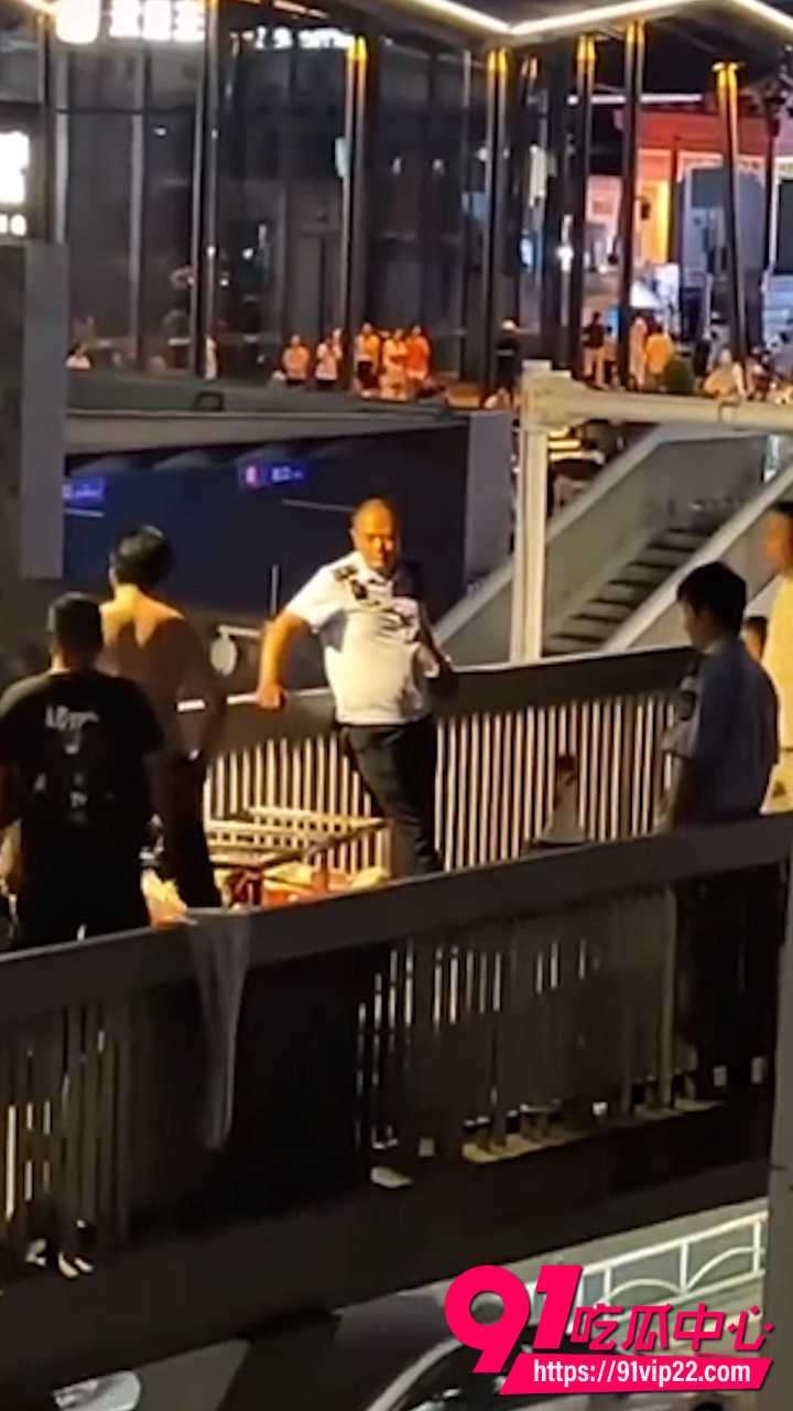 武汉司门口天桥城管打人7 武汉司门口天桥城管打人7