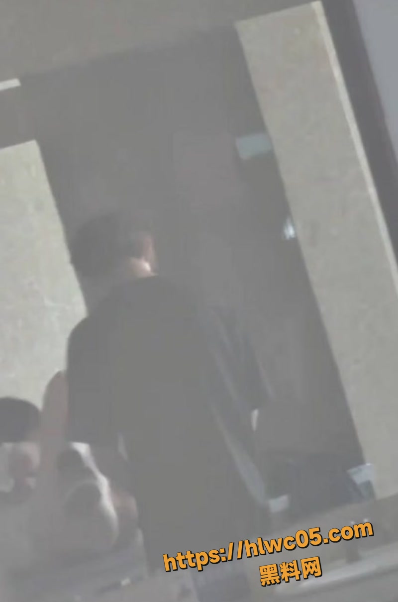 某校园学生饥渴难耐 白天学校厕所直接开炮 厕所性爱啪啪现场视频流出