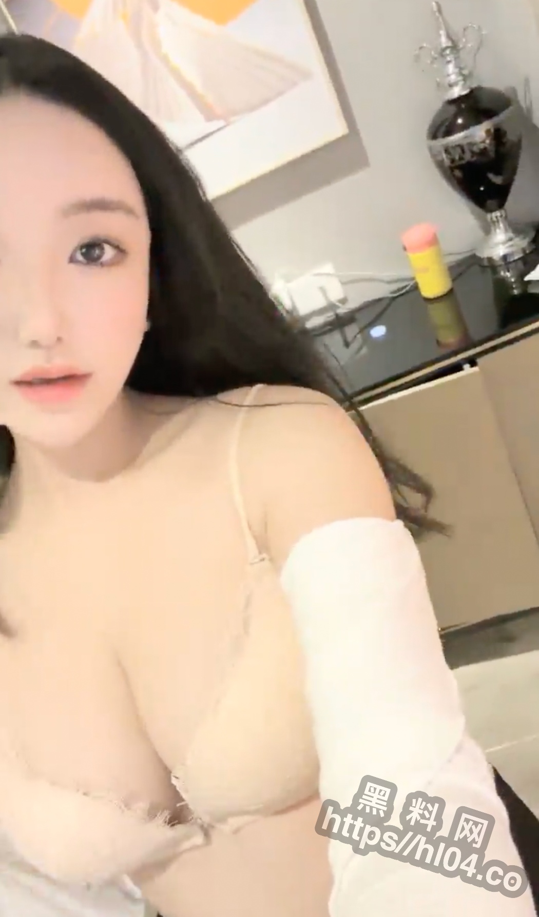 厦门集美区刚出炉新人直播露白虎逼一线天白馒头，这样的极品反差婊你还不喜欢？