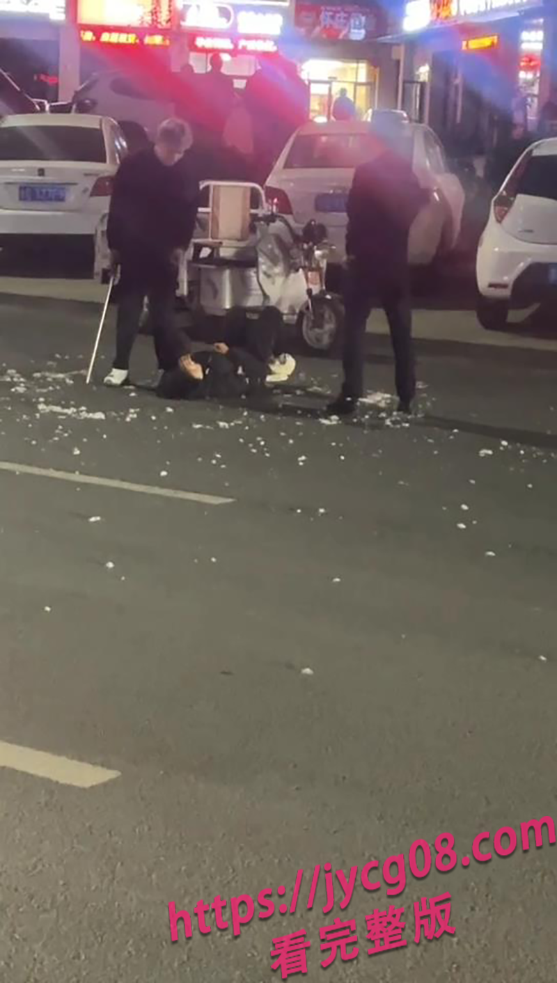 山东街头冲突升级！小伙被打到抽搐×施暴者驾无牌车逃逸！ 配图2