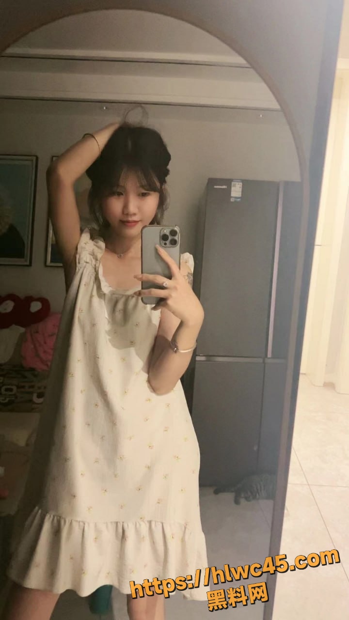 碎花裙女神 刘钰婷 白天清纯晚上反差 浴室内跪舔口交求干