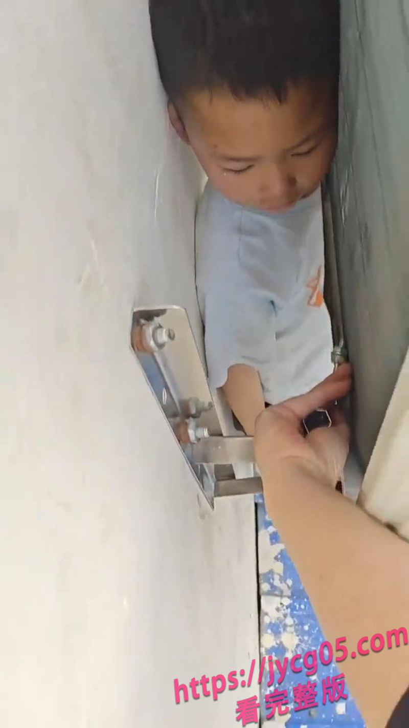 5岁孩子捉迷藏离奇卡进空调外机！消防员哭笑不得展开救援！ 配图4