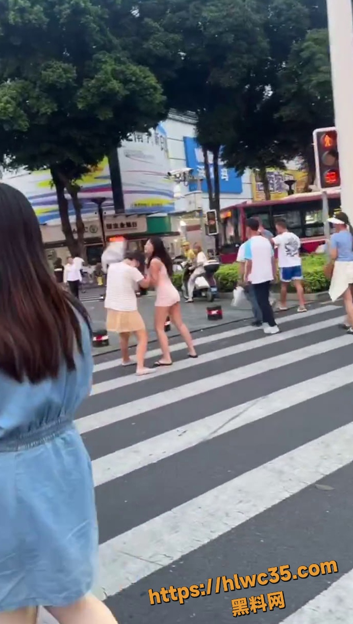 两美女当街互殴 揪头发扯衣服双方你来我往 外卖小哥劝架太难