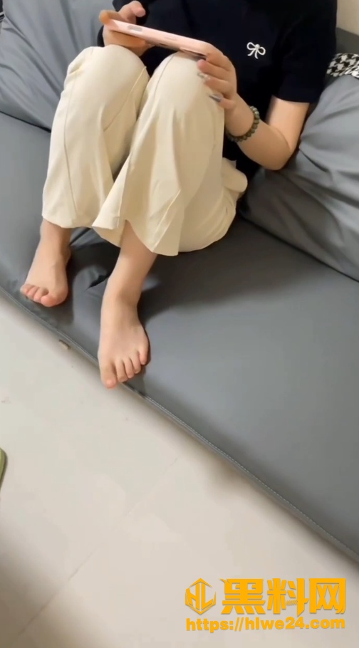 和妹妹同居的日子 趁着爸妈不在家 把妹妹叫进卧室给我按摩 趁机操了她