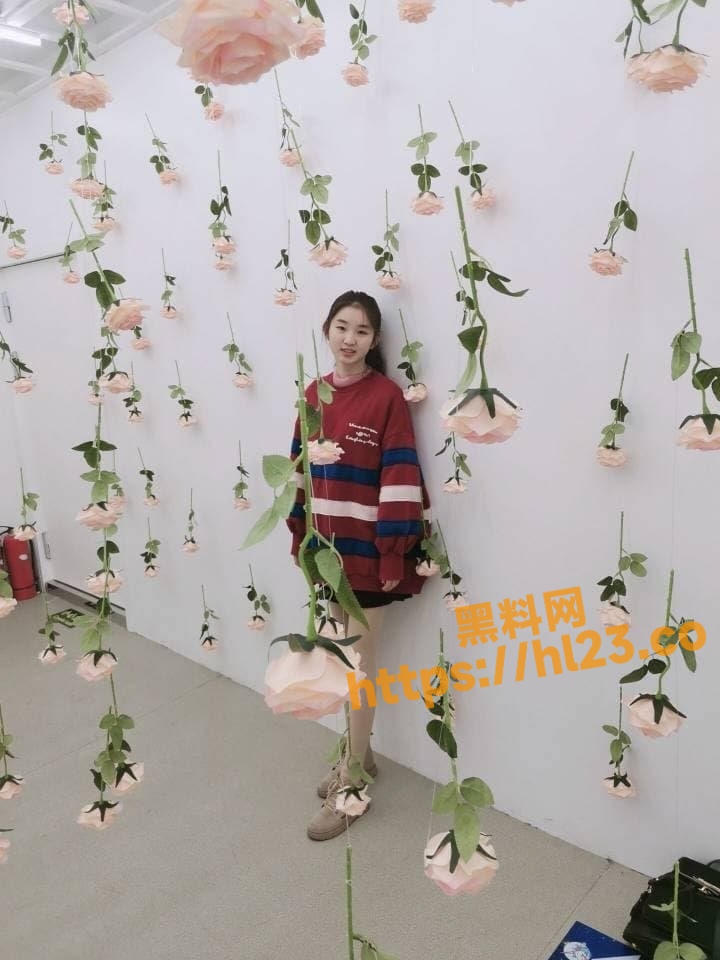 韩国可爱学生妹私下彰显她那极限反差的性瘾！居家就自慰，在外就约炮～