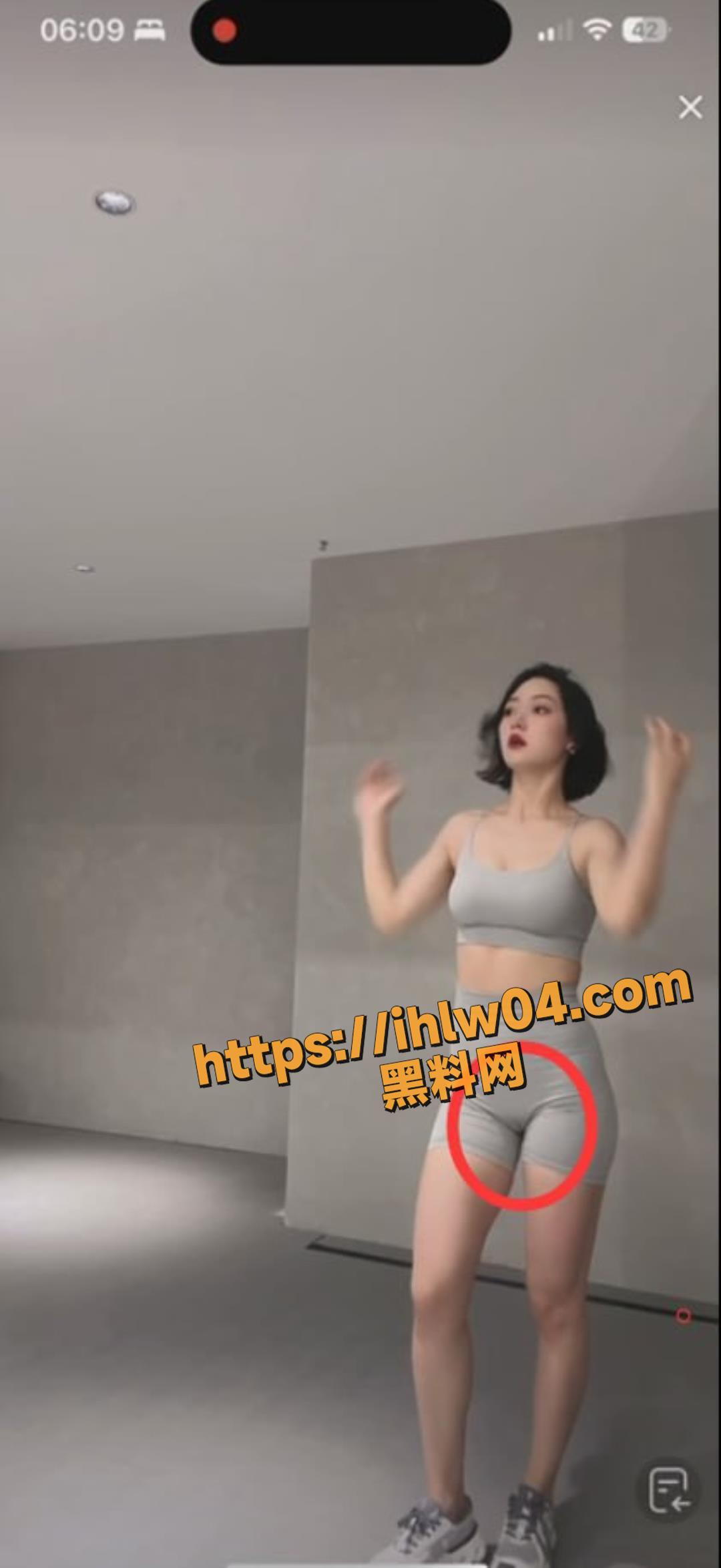 为流量无下限 抖音网红 直播间大方展示自己的小骚逼骆驼趾！