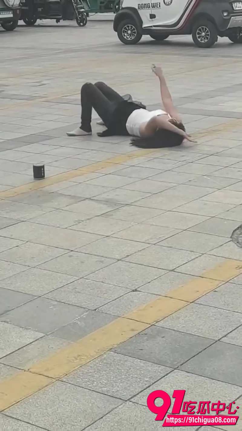 泰兴街头美女脱衣热舞 1
