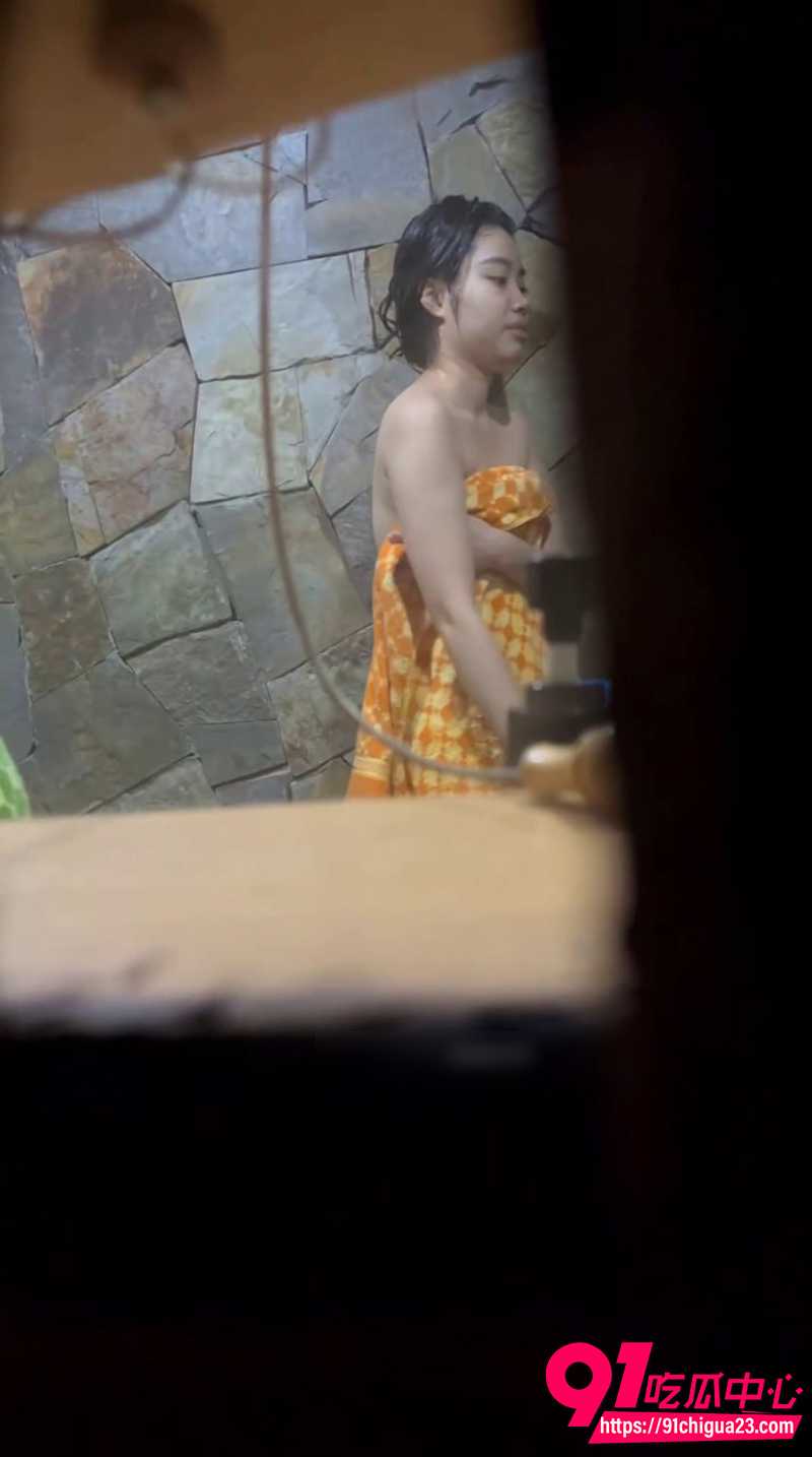 游泳馆女浴室偷拍 9
