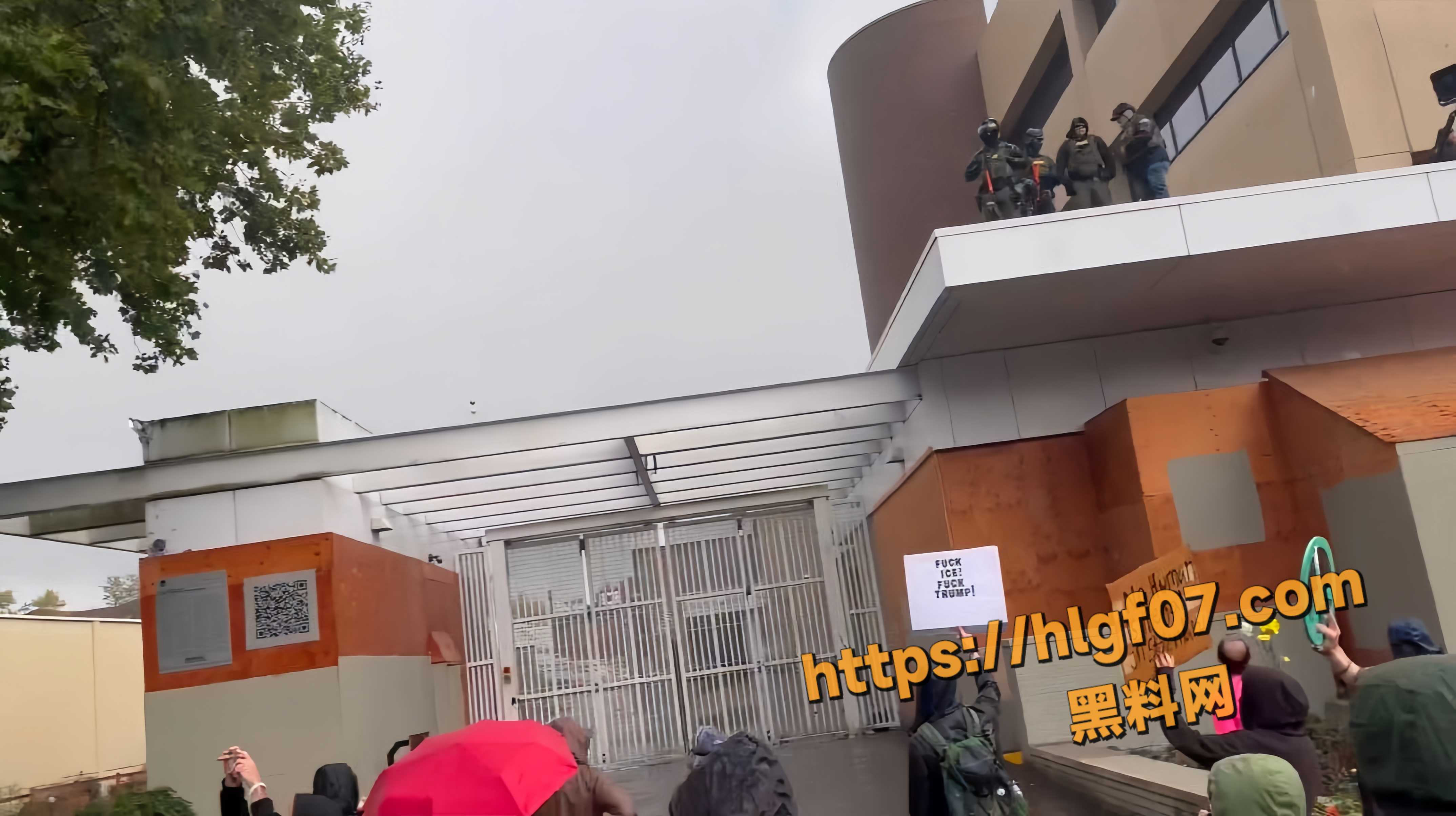 美国波特兰ICE设施外 大批群众全裸骑车游行抗议川普政府 男女老少齐上阵场面超壮观