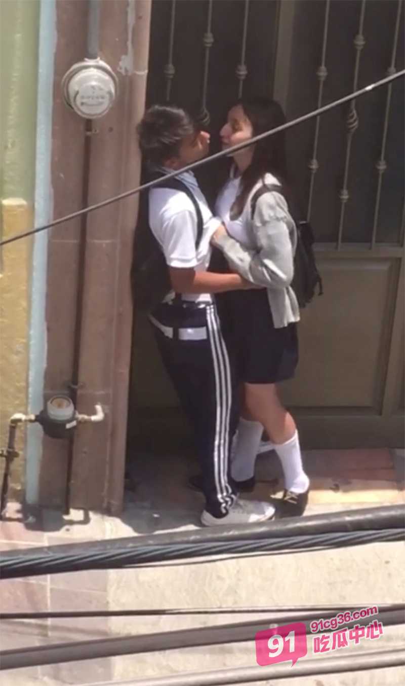 现在的学生真会玩 学生情侣白天不分场合行不雅之事！