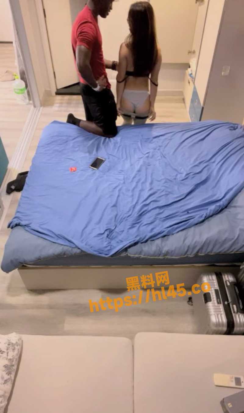 媚黑婊遭黑鬼的疯狂输出30cm大屌直插子宫爽翻女主喊出逆天呻吟！