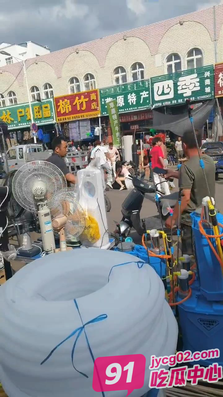 猖狂！精神小伙当街砍人 被砍人妻子拼命阻拦但难逃厄运
