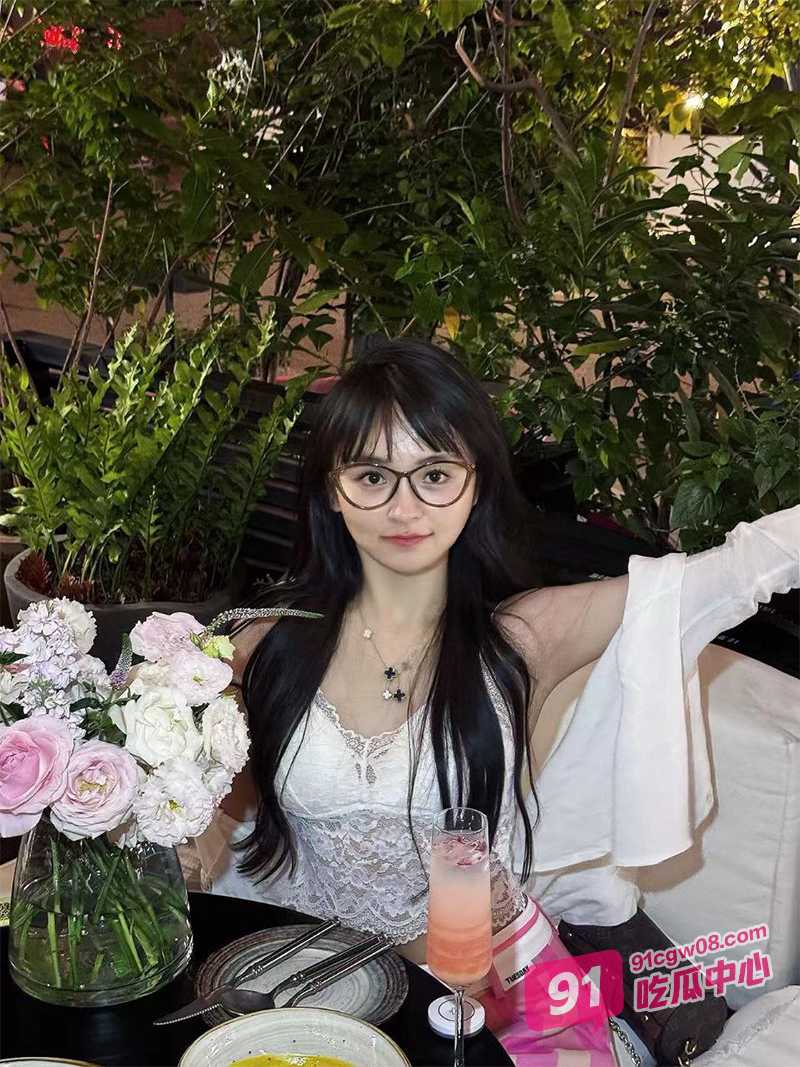 调教大神酒吧搭讪女大 钞能力作用下同时调教三人 两人共用口球分享唾液 场面相当刺激~ 配图2