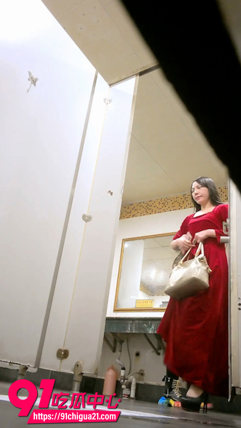 商场女厕所被安装针孔摄像头偷拍美女尿尿画面全都曝光6