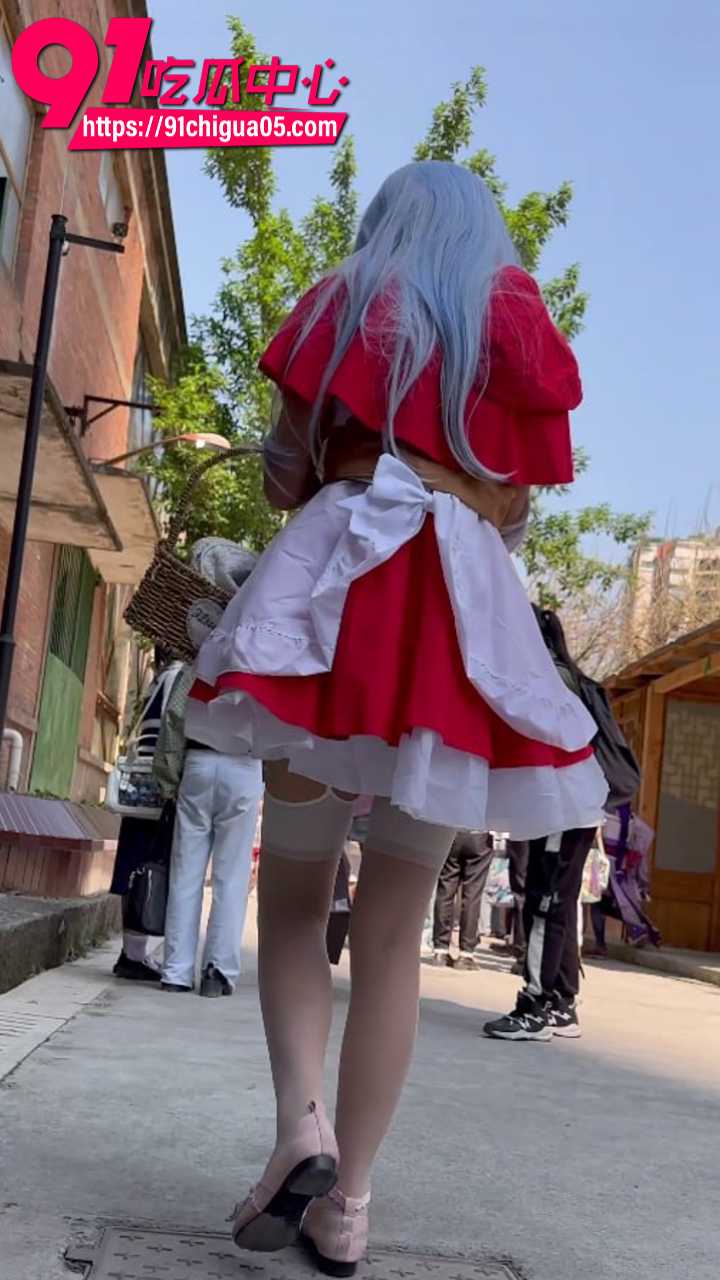 抄底大神 蹲守COS展出来的蓝头COSER学妹逛街2 抄底大神 蹲守COS展出来的蓝头COSER学妹逛街2