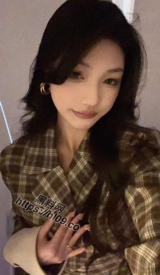 在soul骗出来的骚逼大学妹，全程自动上位猛得摩擦，曝光其地区年龄身高体重等！