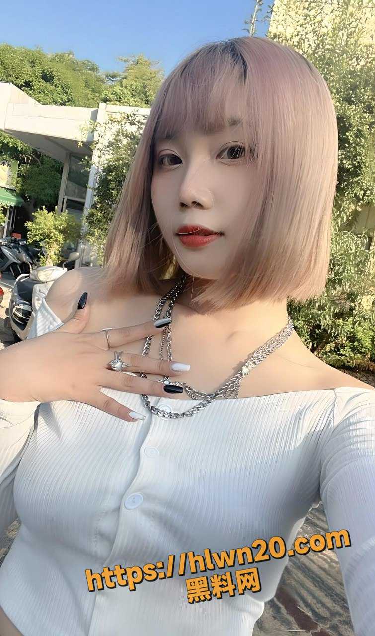 屌之大一嘴含不下 料友分享自己的高颜金发巨乳学生妹女友 带你们一起来近距离欣赏我那骚逼女友的口技！