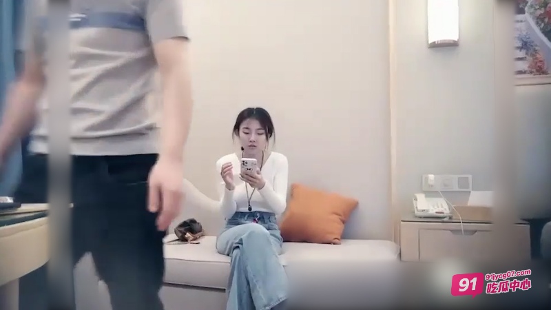 探花小伙一夜数炮 花臂纹身妹沙发激情调戏 一看需求就比较猛! 配图3