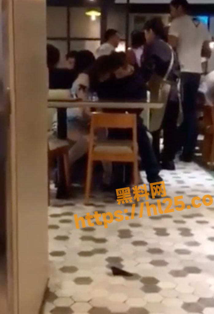 香港 LKF cosplay醉娃，被猥琐男主带至茶楼粗暴抚摸下体，女主貌似还挺享受这种刺激