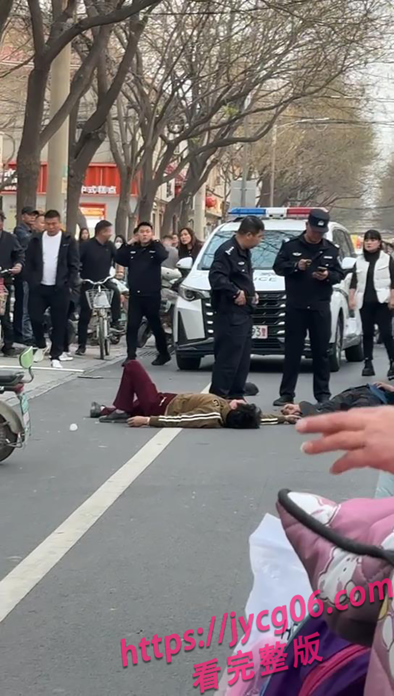 哄堂大孝了家人们！河北街头小三指挥男子拳脚伺候爹妈！ 配图13