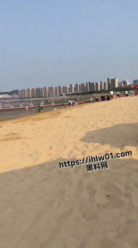 少妇身穿丁字泳装 沙滩沐浴阳光 不料春光乍现漏骚逼！