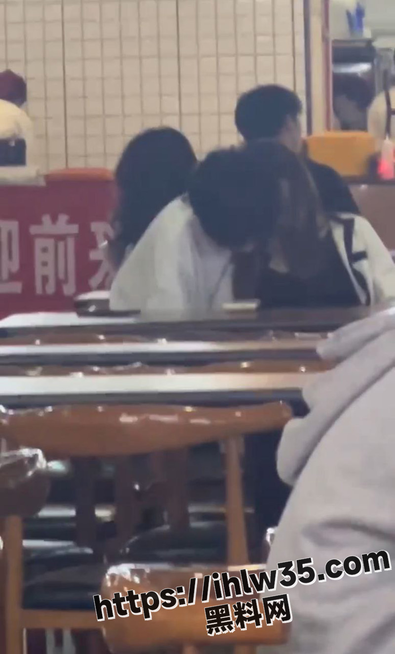 大学校园情侣饥渴不已在食堂鸡公煲下面疯狂抠逼，真是羡煞旁人，给妹子扣爽了！