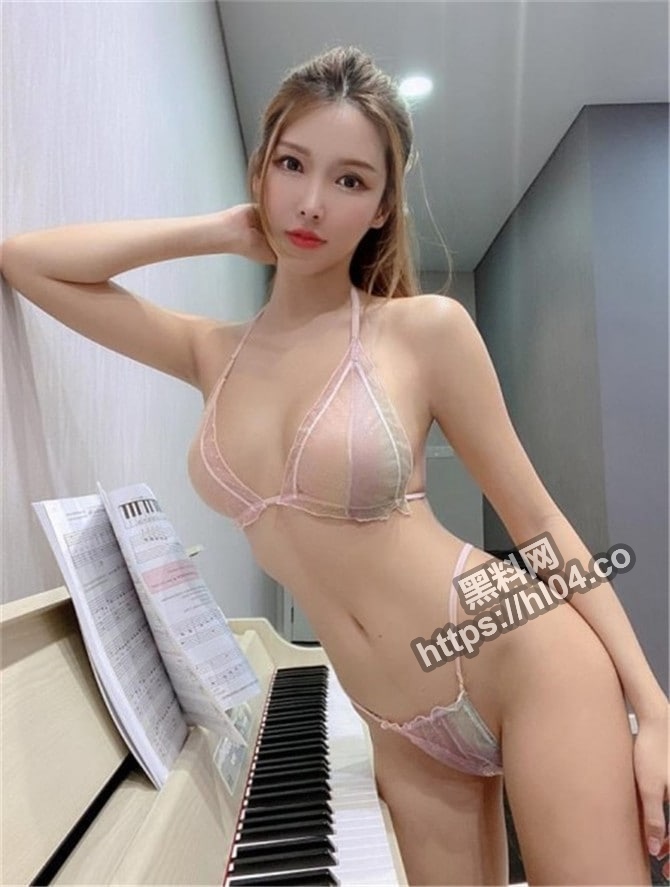 最近火爆全网电竞主持人福利姬Gatita被土豪花美金调教各种玩弄流出 身材让人喷血 乳头粉红