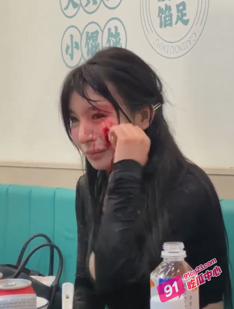 大黄山小混沌妹子大战 店内大打出手奶子乱晃 妹子直接被爆头！ 配图3